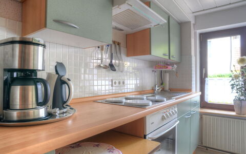 Schwalenberg 170: Pianta, Controsoffitto, Proprietà, Lavandino Della Cucina, Cabinetry, Lavello, Pianta Della Casa, Elettrodomestico Da Cucina, Finestra, Cucina Stufa