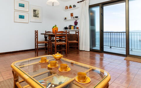 Can Panxo: Tavolo, Mobilia, Proprietà, Cibo, Tavola, Finestra, Cornice, Legna, Arancia, Interior Design
