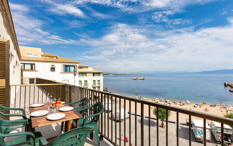 Can Panxo: Nube, Cielo, Acqua, Costruzione, Azzurro, Località Balneare, Tavolo, Legna, Finestra, Shade