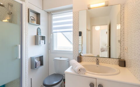 Le Clos St Colomban: Bagno, Camera, Proprietà, Mobiletto Del Bagno, Interior Design, Lavello, Bagno Accessorio, Costruzione, Rubinetto, Casa