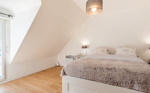 Le Clos St Colomban: Camera Da Letto, Letto, Mobilia, Camera, Proprietà, Pavimento, Parete, Telaio Del Letto, Interior Design, Lenzuolo