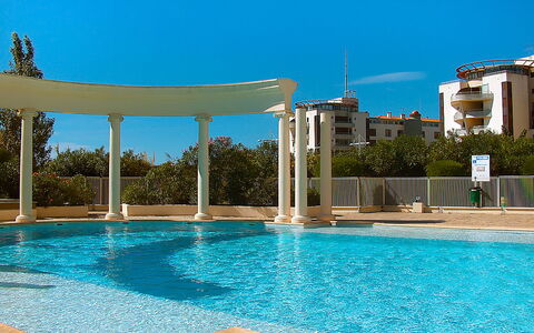 Les Colonnes de Circé: Acqua, Cielo, Pianta, Proprietà, Piscina, Azzurro, Costruzione, Rettangolo, Shade