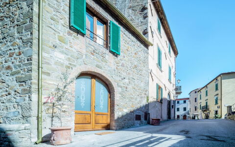 La Suite del Benessere: Blu, Architettura, Cittadina, Costruzione, Proprietà, Casa, Quartiere, Parete, Strada, Giallo