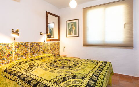 Granado: Camera Da Letto, Lenzuolo, Letto, Proprietà, Camera, Mobilia, Giallo, Telaio Del Letto, Pavimento, Interior Design