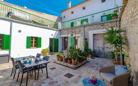 Can Canto: Tavolo, Proprietà, Mobilia, Finestra, Costruzione, Cielo, Pianta, Vaso Di Fiori, Blu, Azzurro