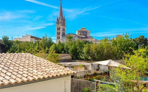 Can Canto: Nube, Cielo, Pianta, Proprietà, Finestra, Blu, Costruzione, Albero, Parete, Quartiere