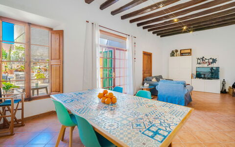 Can Canto: Tavolo, Mobilia, Proprietà, Finestra, Legna, Sedia, Interior Design, Illuminazione, Architettura, Pavimento