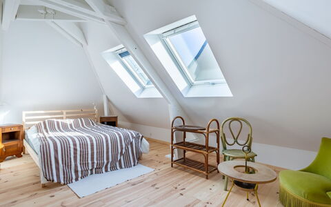 Sunny Lodge: Mobilia, Proprietà, Tavolo, Legna, Comfort, Finestra, Interior Design, Pavimentazione, Shade