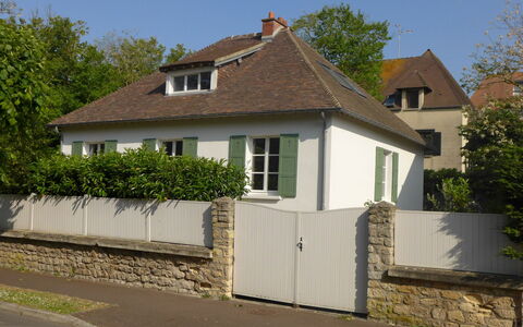 Sunny Lodge: Pianta, Cielo, Costruzione, Finestra, Casa, Albero, Manto Stradale, Asfalto, Legna