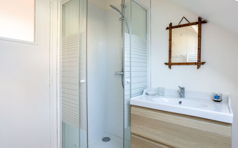 Sunny Lodge: Rubinetto, Idraulico Fixture, Costruzione, Proprietà, Specchio, Mobiletto Del Bagno, Lavello, Legna, Bagno