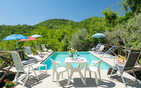 Il Castagneto: Cielo, Mobilia, Tavolo, Pianta, Ombrello, Sedia, Mobili Da Esterno, Piscina, Tavolo Esterno, Shade
