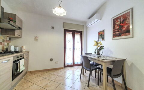 Sinago: Pavimentazione, Pavimento, Interior Design, Camera, Mobilia, Appartamento, Soffitto, Latifoglie, Pavimento In Legno, Color Legno