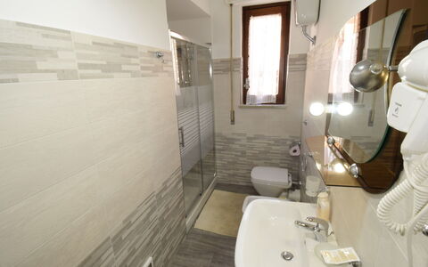 Sinago: Bagno, Proprietà, Camera, Piastrella, Interior Design, Pavimento, Parete, Idraulico Fixture, Architettura, Immobiliare