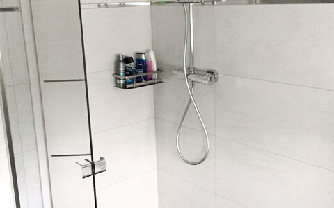Kleine Möwe: Camera, Bagno, Doccia, Idraulico Fixture, Pannello Doccia, Architettura, Piastrella, Bicchiere, Porta, Pavimento