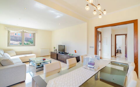 Son Jil: Tavolo, Mobilia, Divano, Cornice, Illuminazione, Interior Design, Legna, Soggiorno, Pavimentazione, Specchio
