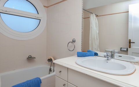 El Niu: Bagno, Proprietà, Camera, Rubinetto, Interior Design, Architettura, Lavandino Del Bagno, Casa, Immobiliare, Soffitto