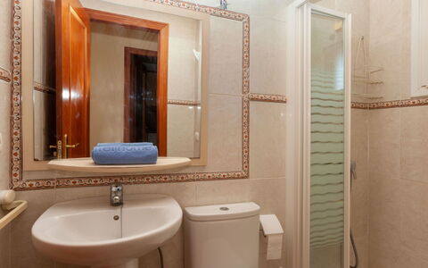 Villa Formentera: Bagno, Proprietà, Camera, Mobiletto Del Bagno, Bagno Accessorio, Interior Design, Idraulico Fixture, Parete, Piastrella, Gabinetto