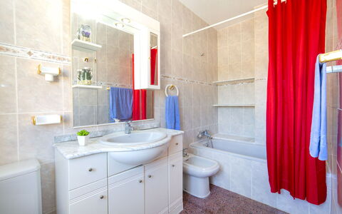 Gao: Bagno, Camera, Proprietà, Rosso, Interior Design, Tenda, Piastrella, Immobiliare, Parete, Costruzione