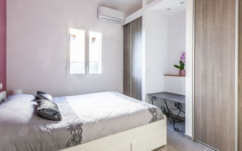 Mont des Oiseaux: Camera Da Letto, Letto, Mobilia, Camera, Proprietà, Interior Design, Materasso, Lenzuolo, Telaio Del Letto, Pavimento