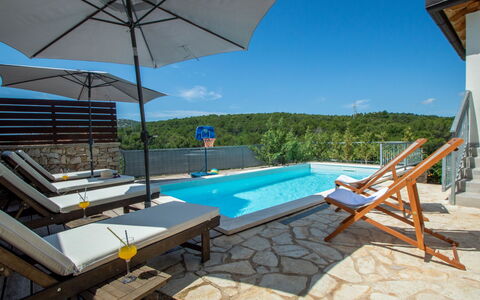 Dalmacia: Cielo, Acqua, Piscina, Azzurro, Lettino, Shade, Sedia, Mobili Da Esterno, Illuminazione, Costruzione