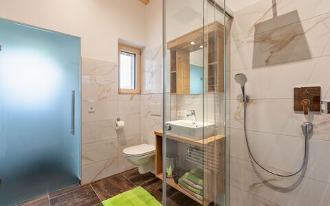 Chalet Spatn: Bagno, Camera, Proprietà, Interior Design, Costruzione, Casa, Pavimento, Immobiliare, Piastrella, Architettura
