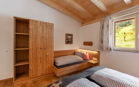 Chalet Spatn: Camera, Mobilia, Camera Da Letto, Proprietà, Soffitto, Letto, Pavimento In Legno, Interior Design, Telaio Del Letto, Latifoglie