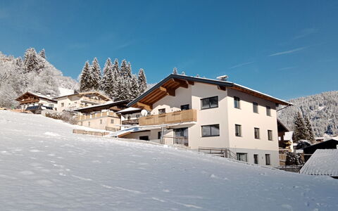 Sonnseit Living: Cielo, Costruzione, Neve, Montagna, Nube, Azzurro, Casa, Finestra, Pendenza, Albero