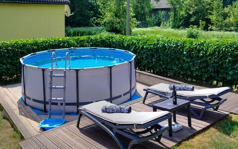 Maja: Materiale Composito, Giardino, Shade, Backyard, Mobili Da Esterno, Cortile, Piscina, Landscaping, Prato, Design