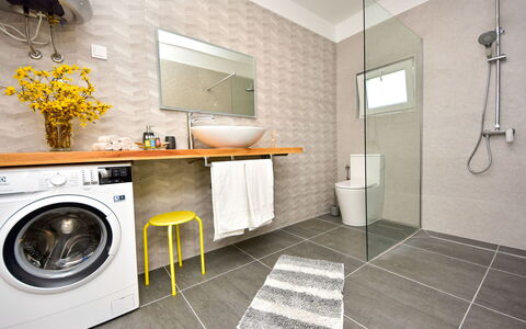 Ivan: Camera, Proprietà, Piastrella, Bagno, Giallo, Pavimento, Interior Design, Lavello, Mobilia, Lavanderia