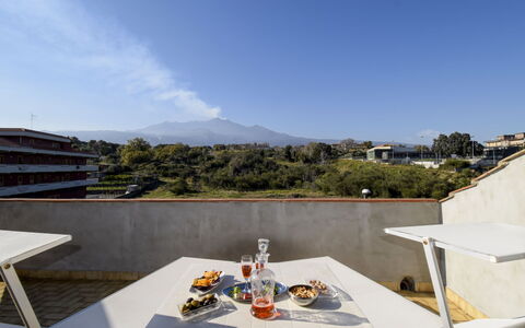 New Etna View: Cibo, Cielo, Tavolo, Nube, Proprietà, Tavola, Mobili Da Esterno, Albero, Sedia, Costruzione