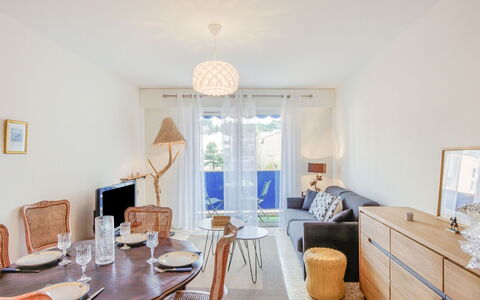 L'Amiral: Mobilia, Tavolo, Cabinetry, Proprietà, Cornice, Sedia, Azzurro, Interior Design, Legna, Pavimento