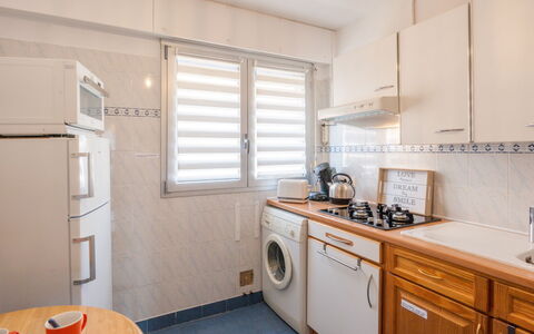 L'Amiral: Cabinetry, Mobilia, Proprietà, Costruzione, Controsoffitto, Lavello, Elettrodomestico Da Cucina, Lavandino Della Cucina, Cucina, Legna
