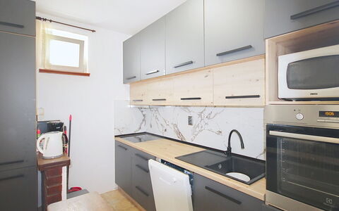 Lolita: Controsoffitto, Cucina, Elettrodomestico Da Cucina, Cabinetry, Pavimentazione, Legna, Interior Design, Apparecchio Major, Mobilia, Pavimento