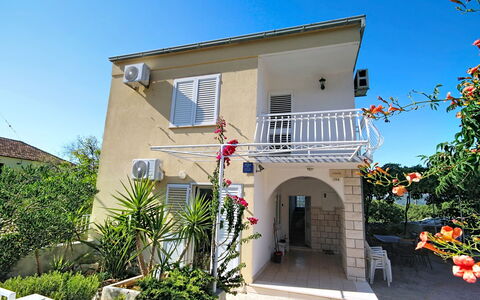 Lolita: Zona Residenziale, Casa, Casa, Porta, Marciapiede, Balcone, Driveway