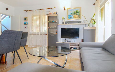 Lolita: Mobilia, Interior Design, Divano, Pavimentazione, Tavolo, Pavimento, Soggiorno, Soffitto, Camera, Sedia