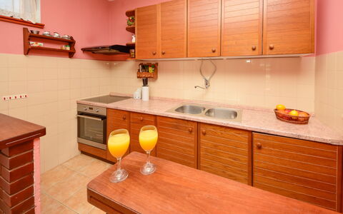 Lolita: Camera, Cucina, Mobilia, Proprietà, Controsoffitto, Cabinetry, Arancia, Costruzione, Giallo, Interior Design
