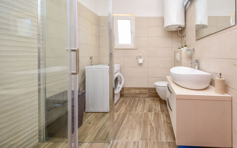 Lolita: Bagno, Camera, Proprietà, Pavimento, Piastrella, Interior Design, Architettura, Idraulico Fixture, Costruzione, Ceramica