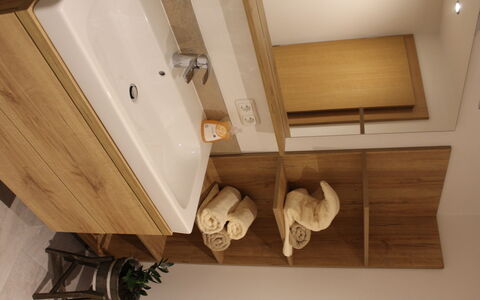 Umbichl: Proprietà, Idraulico Fixture, Legna, Lavello, Lavandino Del Bagno, Bagno, Illuminazione, Interior Design, Pavimento, Rubinetto