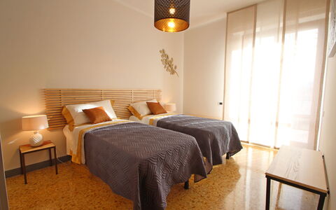 Marina Apartment: Camera Da Letto, Letto, Mobilia, Camera, Proprietà, Telaio Del Letto, Lenzuolo, Interior Design, Parete, Pavimento