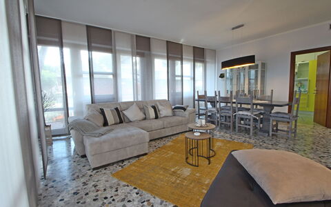 Marina Apartment: Camera, Proprietà, Mobilia, Interior Design, Costruzione, Soggiorno, Casa, Immobiliare, Pavimento, Tavolo