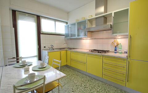 Marina Apartment: Proprietà, Camera, Mobilia, Giallo, Cucina, Costruzione, Cabinetry, Interior Design, Casa, Controsoffitto