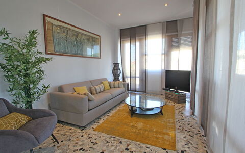 Marina Apartment: Camera, Soggiorno, Proprietà, Mobilia, Interior Design, Costruzione, Immobiliare, Casa, Casa, Pavimento