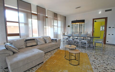 Marina Apartment: Camera, Proprietà, Mobilia, Costruzione, Interior Design, Soggiorno, Giallo, Immobiliare, Casa, Pavimento