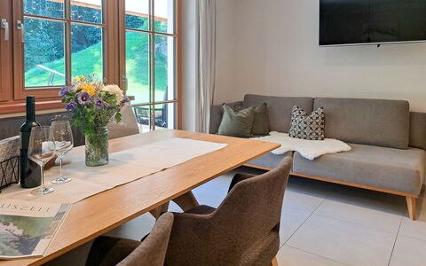 Auffach 651: Mobilia, Interior Design, Pavimentazione, Legna, Pavimento, Camera, Divano, Tavolo, Illuminazione, Soggiorno