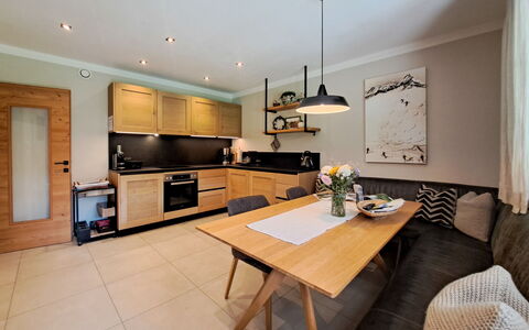 Auffach 651: Mobilia, Interior Design, Pavimentazione, Legna, Cucina, Soffitto, Lampada, Sedia, Pavimento, Tavolo