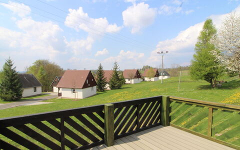 Holiday Hill 55: Nube, Cielo, Pianta, Costruzione, Proprietà, Albero, Recinzione, Lotto, Casa, Legna