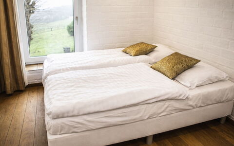 Bungalowpark Landsrade: Letto, Camera Da Letto, Bedding, Legna, Lenzuolo, Pavimento, Pavimentazione, Mobilia, Biancheria, Telaio Del Letto
