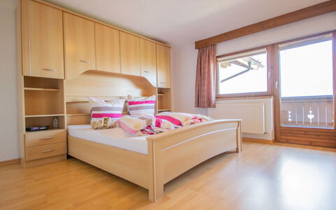 Plattner: Mobilia, Comfort, Finestra, Telaio Del Letto, Cabinetry, Costruzione, Legna, Interior Design, Pavimentazione, Letto