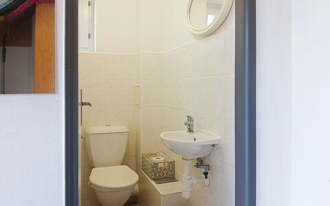 Holiday Hill 28: Parete, Idraulico Fixture, Lavandino Del Bagno, Bagno, Pavimentazione, Pavimento, Interior Design, Lavello, Toilet Seat, Gabinetto
