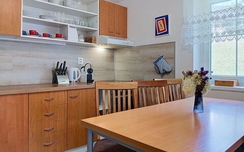 Holiday Hill 28: Mobilia, Cabinetry, Pavimentazione, Cucina, Controsoffitto, Legna, Interior Design, Elettrodomestico Da Cucina, Pavimento, Credenza